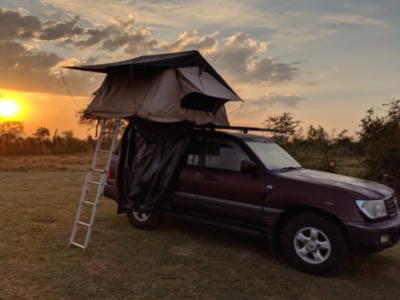 land cruiser V8 with a roof tent hire